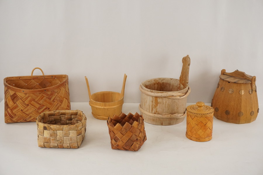 Diverse behållare i trä och korgar av trä eller bark. BC102/
