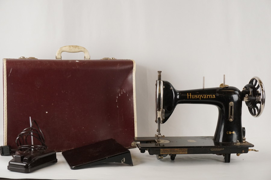 Husqvarna CB-N symaskin med Singer fotpedal i väska. BC6/