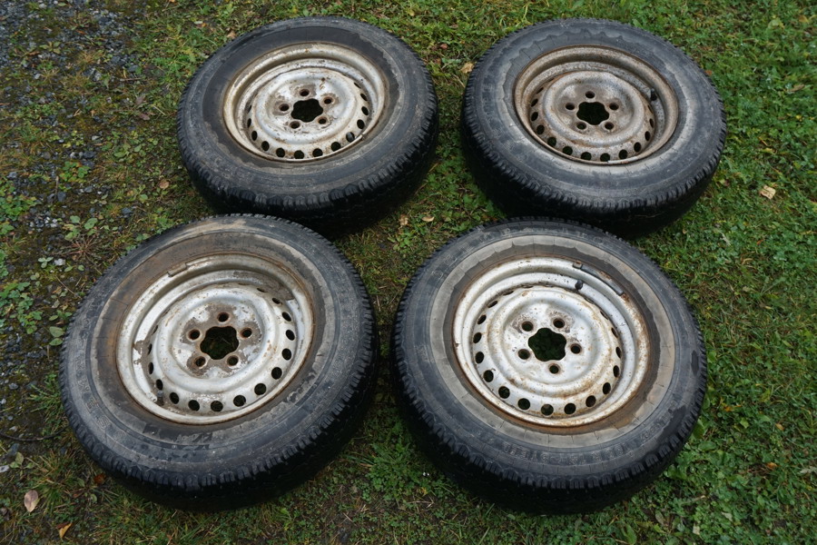 4st plåtfälgar silver med däck. B387