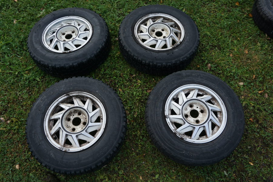 4st lättmetallfälgar med dubbdäck. B388