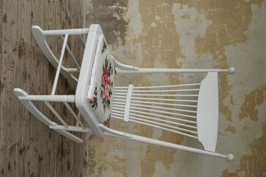 Äldre gungstol vitmålad. B394