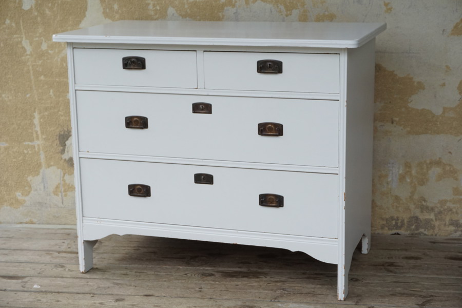 Byrå vitmålad. B404