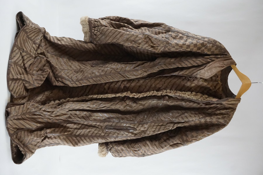 Äldre kappa brun. A261/