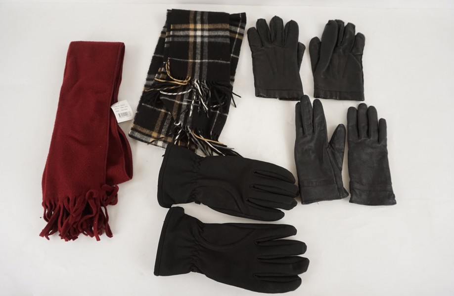 2st Halsdukar 3par handskar. A9/