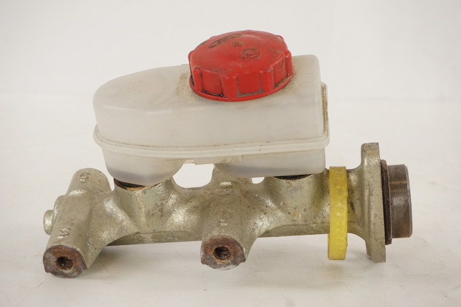 Huvudbromscylinder. D4/