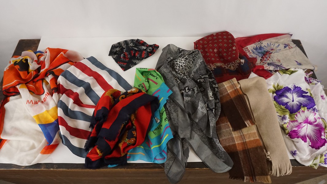 Diverse halsdukar sjalar m.m. A88/
