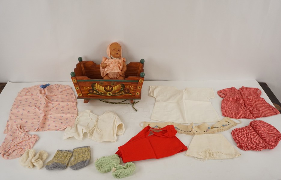 Gammal gummidocka, trävagga & kläder. A89/