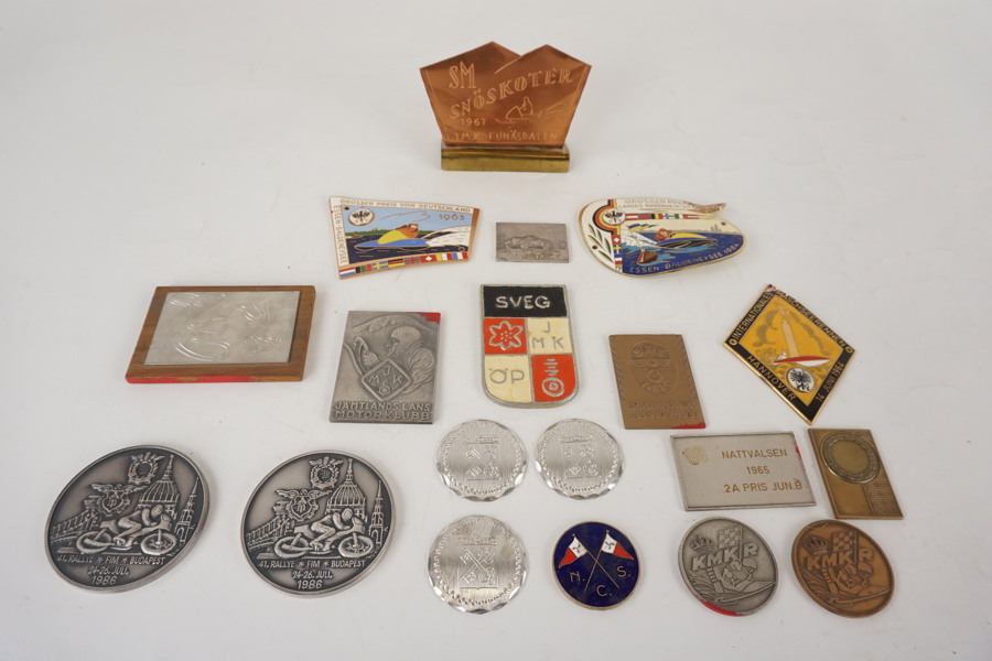 Märken medaljer m.m. A14/