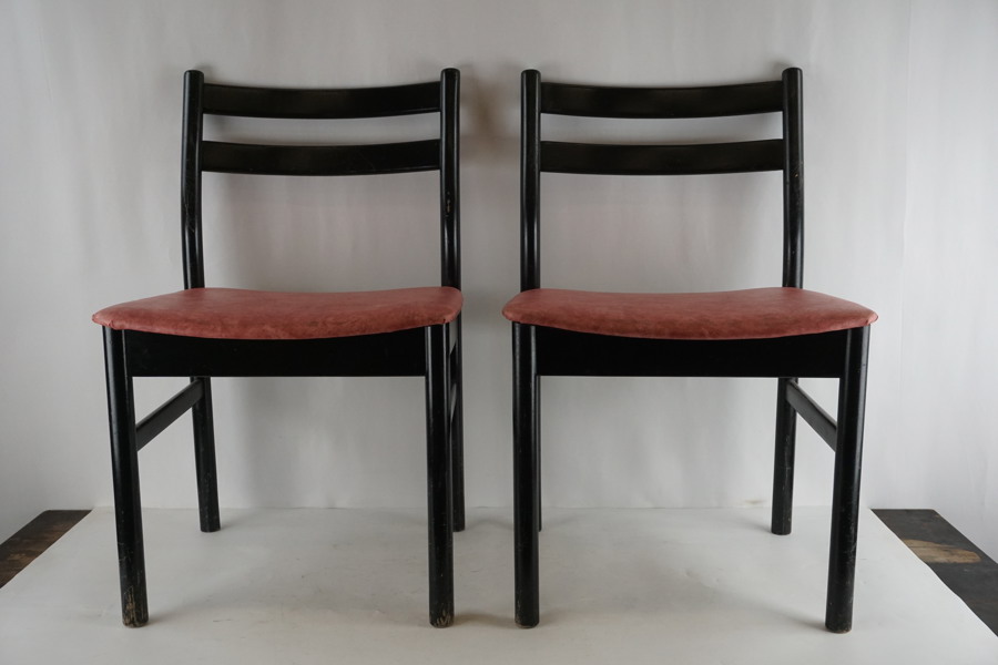 2st svart stolar med röd dyna. B107/