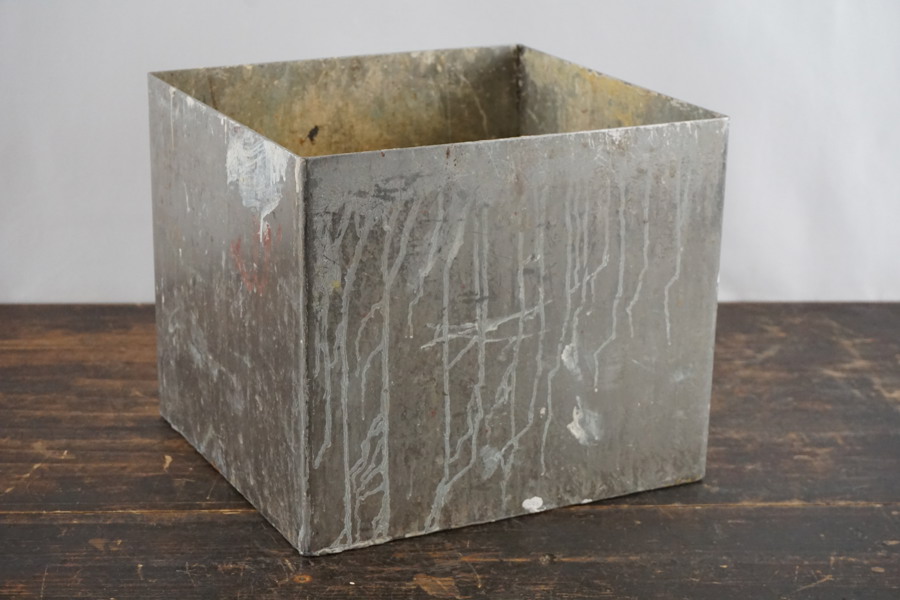 Metalllåda/kruka. B104/