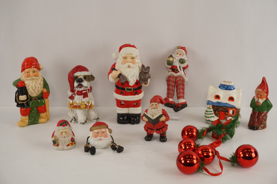 Tomtefigurer gjorda av keramik och resin mm. B257/