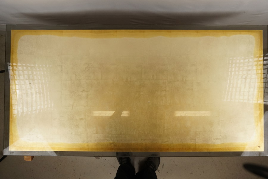 Glasbordsskiva dekorerat med blad i guld?. B126/