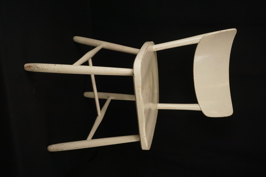 Vit stol i trä. B140/