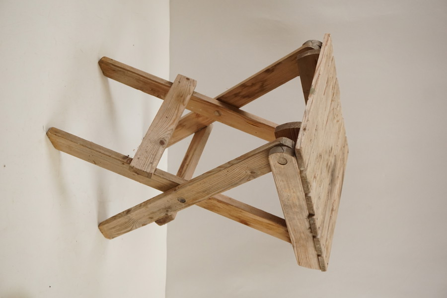 Hopfällbar Pall / Piedestal i trä. B33/