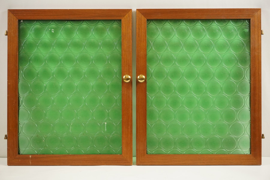 Luckor med grönt mönstrat glas. B32/