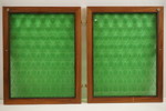 Luckor med grönt mönstrat glas. B32/