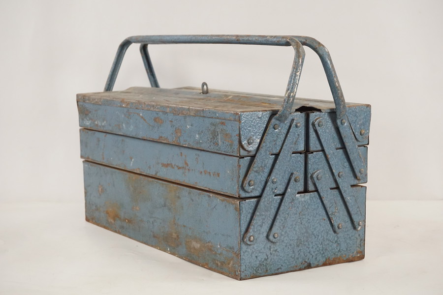 Blå verktygslåda i metall. D70