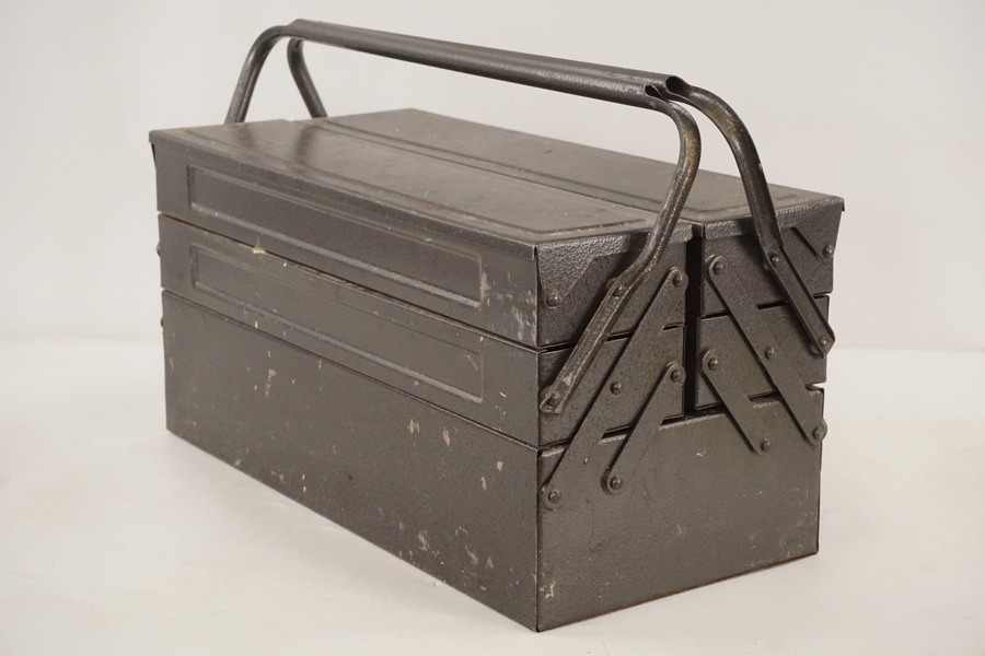 Mörkgrå verktygslåda i metall. D71