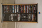 DVD hylla med DVD. AB30