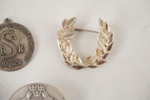 Silver brosch, medalj och hänge 89gram. A74