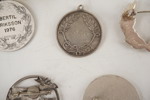 Silver brosch, medalj och hänge 89gram. A74