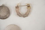 Silver brosch, medalj och hänge 89gram. A74