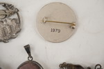 Silver brosch, medalj och hänge 89gram. A74