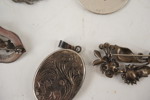 Silver brosch, medalj och hänge 89gram. A74