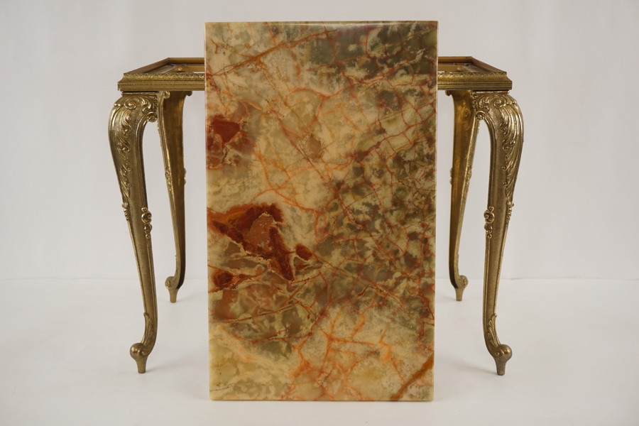 Litet bord med marmorskiva. AB236