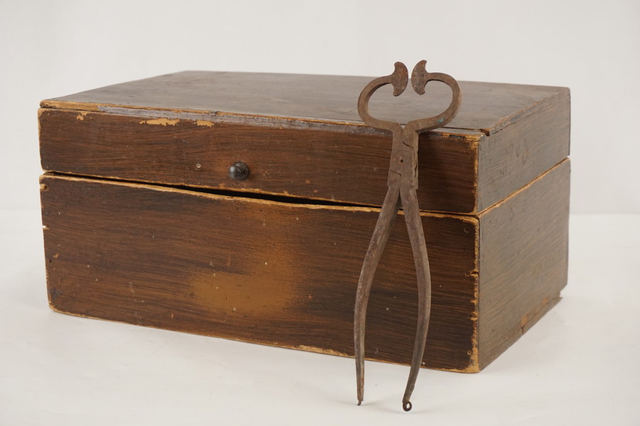 Trälåda & sockertång allmoge. A100