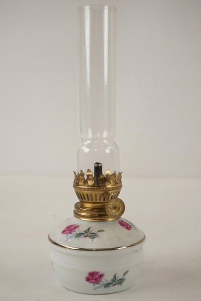 Liten Fotogenlampa i porslin. C25