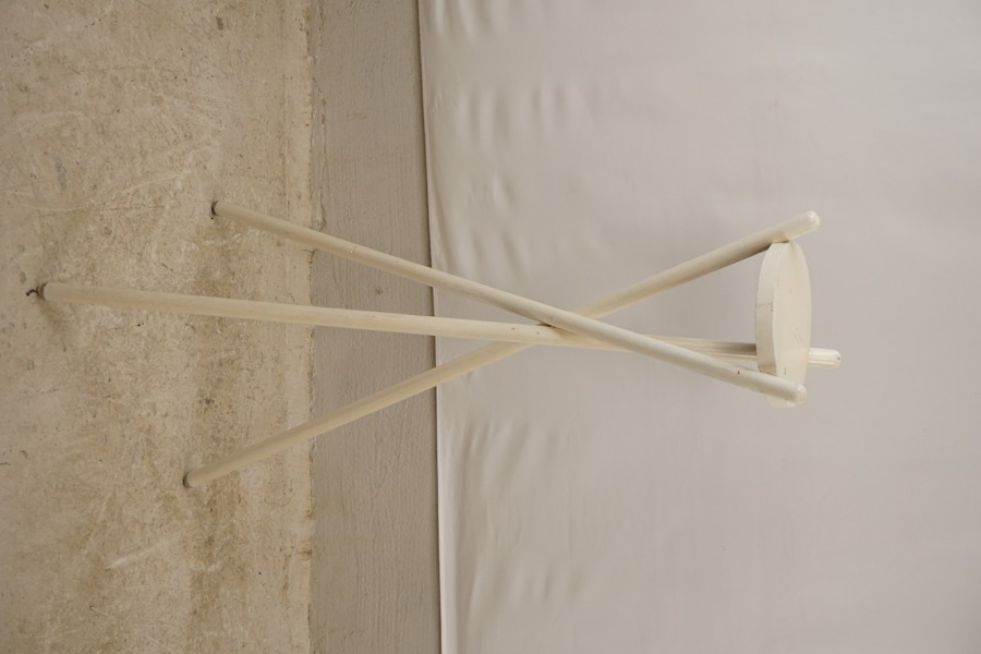 Piedestal vitmålad. B248