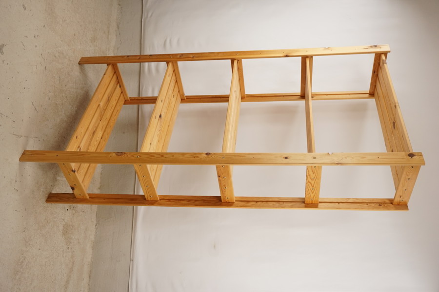 Trä hylla. B252 