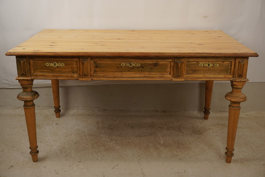 Skrivbord med svarvade ben. B254