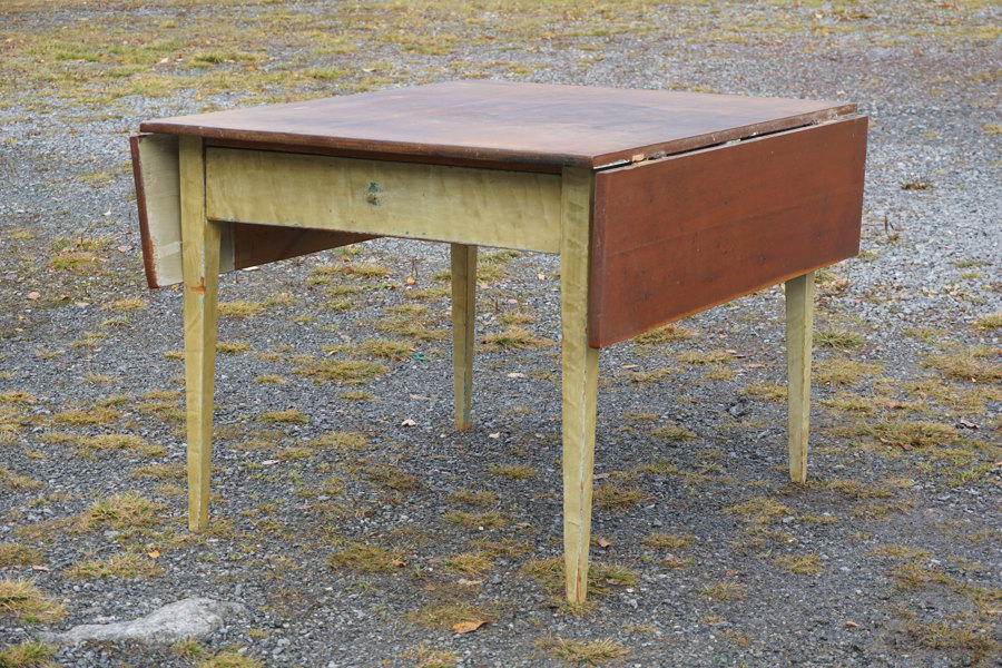 Klaffbord med låda. B278