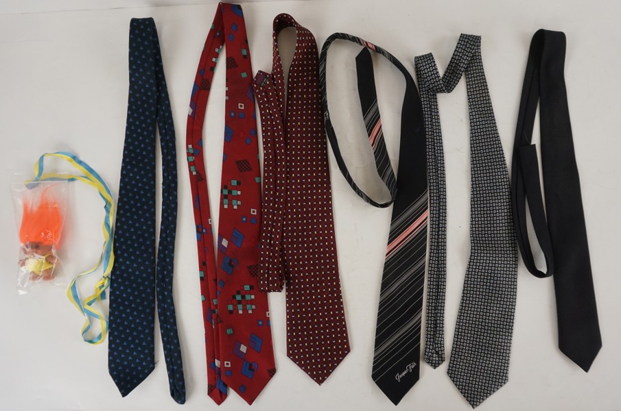 Troll och diverse slipsar. A106/