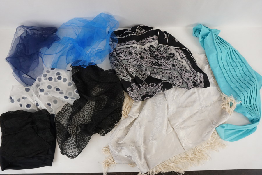 Diverse halsdukar med mera. A112/