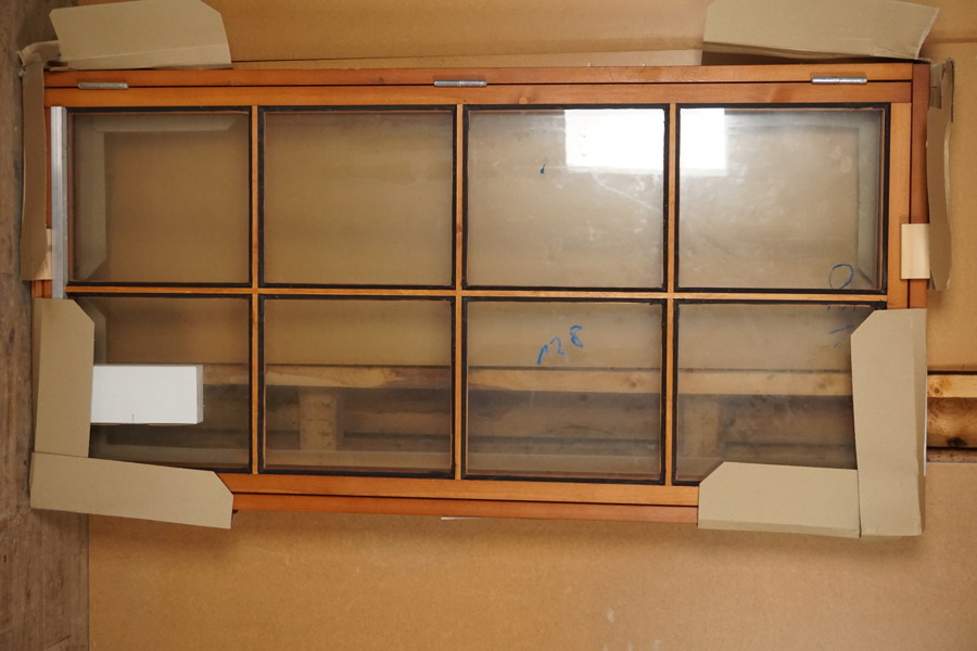 Fönster utåtgående 8-16. U792