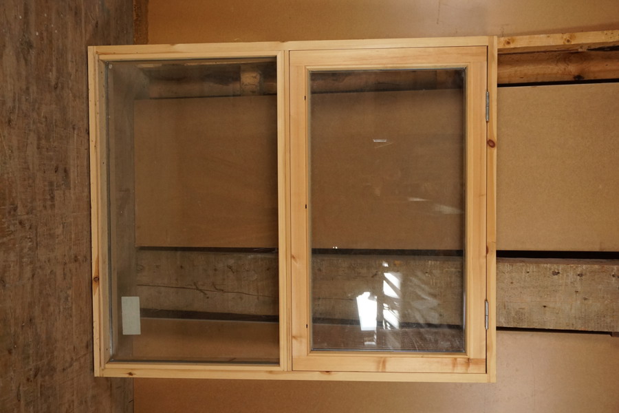 Fönster med utåtgående öppning upptill 12-14. U867