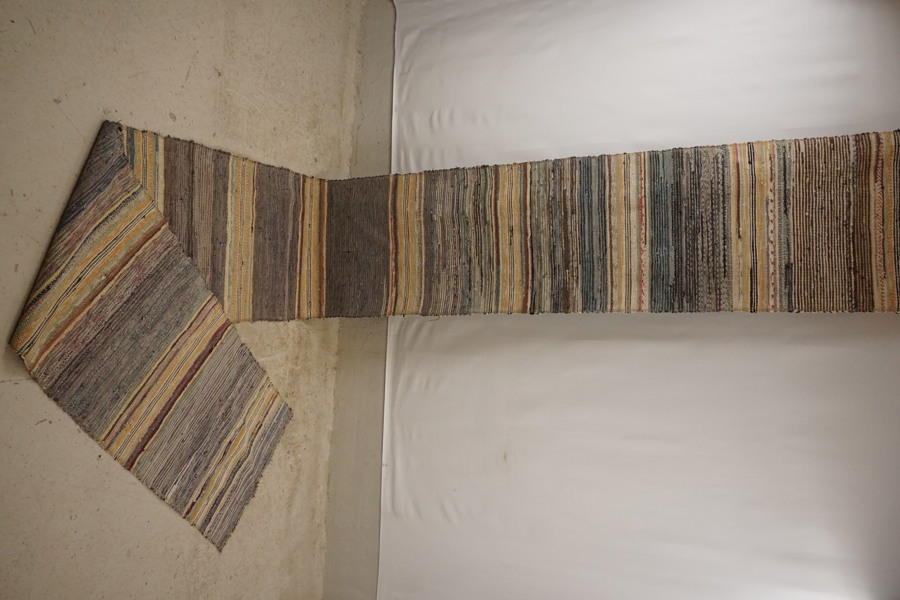 Lång trasmatta multifärg 56x440. B282