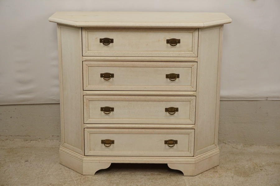 Byrå med 4 lådor. B295