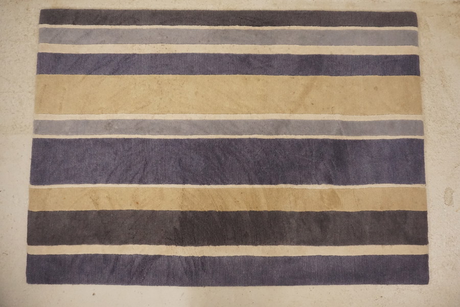 Handtuftad matta i ull blå 140x200. B301