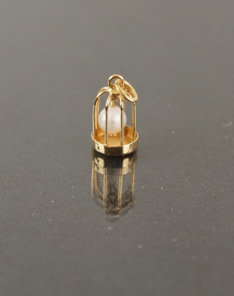 Guldhänge med pärla. A122