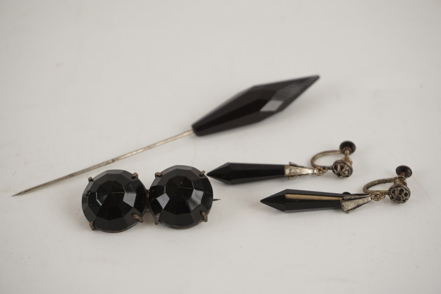 Hattnålar, brosch & örhängen. A127