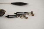 Hattnålar, brosch & örhängen. A127