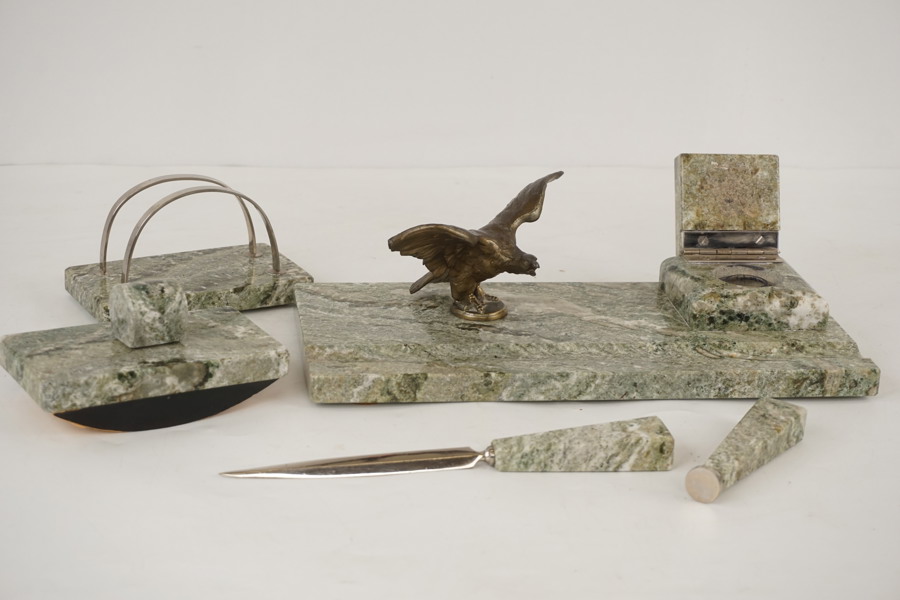 Skrivbordsset i marmor. A131