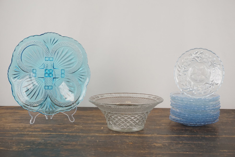 Pressglas tallrikar i blått, skål mm 14delar. G62