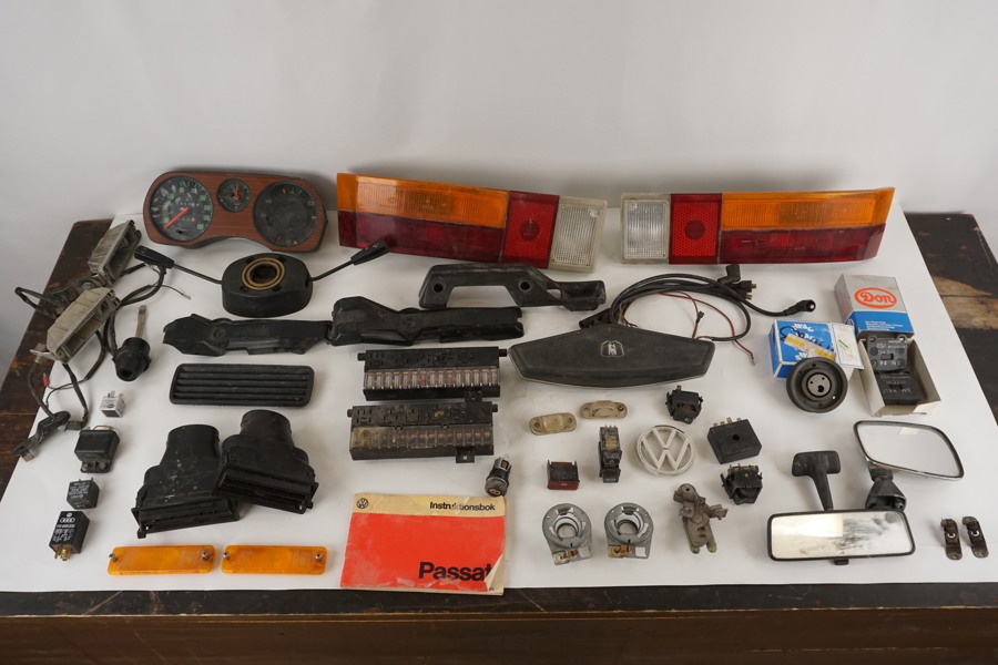 Mätarhus, baklyktor mm delar till VW Passat. BC321