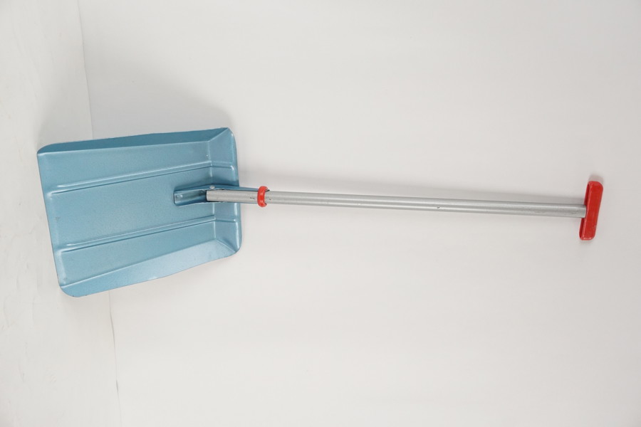 Liten snöspade. D42/