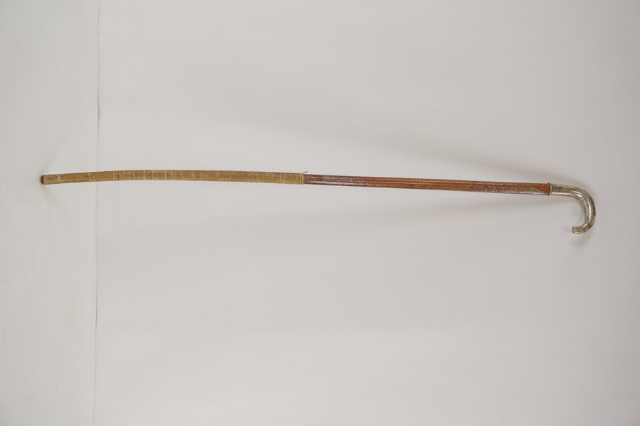 Äldre käpp med silverhandtag. A24